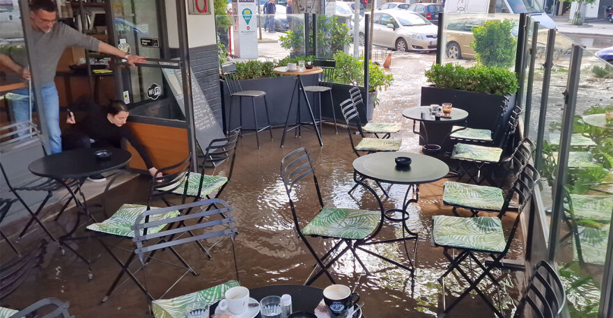 Θεσσαλονίκη: Πλημμύρισε ο δρόμος μπροστά από τα Δικαστήρια - Δείτε βίντεο