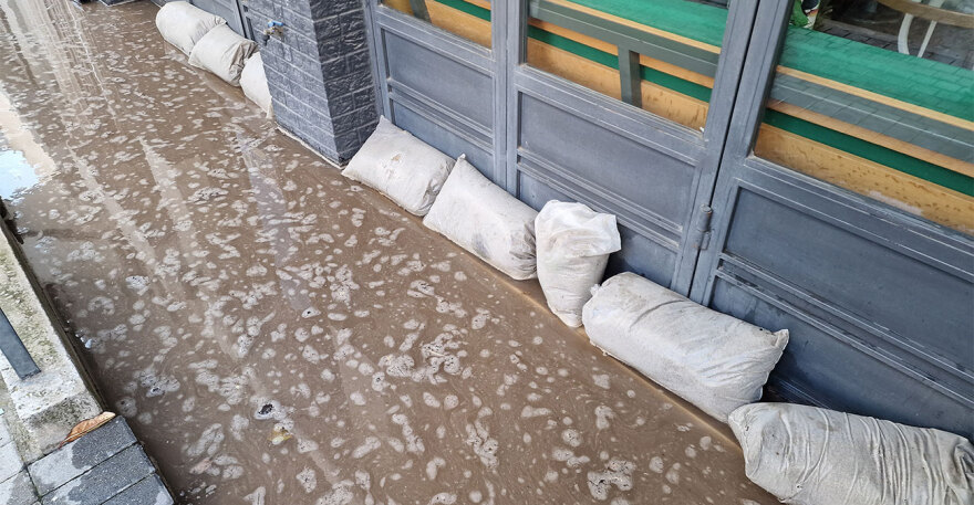 Θεσσαλονίκη: Πλημμύρισε ο δρόμος μπροστά από τα Δικαστήρια - Δείτε βίντεο