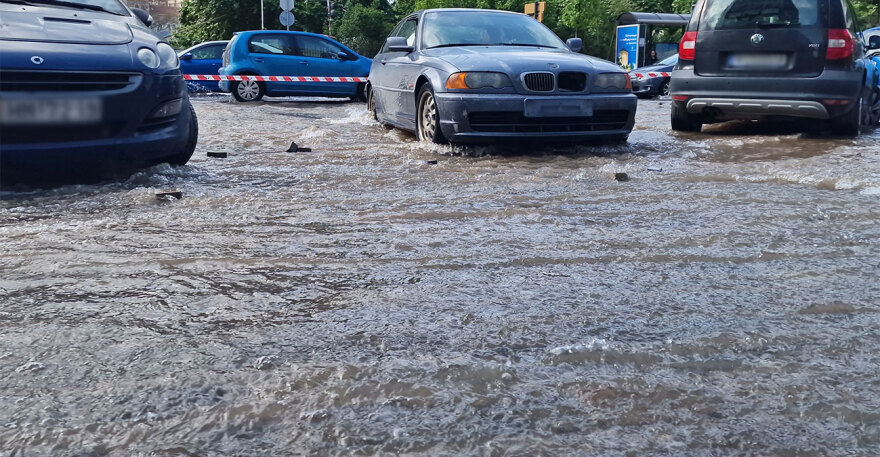 Θεσσαλονίκη: Πλημμύρισε ο δρόμος μπροστά από τα Δικαστήρια - Δείτε βίντεο