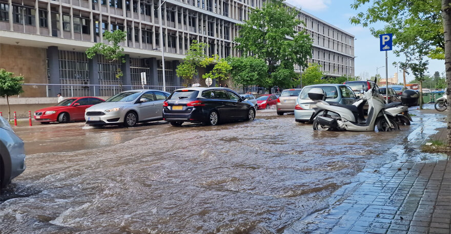 Θεσσαλονίκη: Πλημμύρισε ο δρόμος μπροστά από τα Δικαστήρια - Δείτε βίντεο