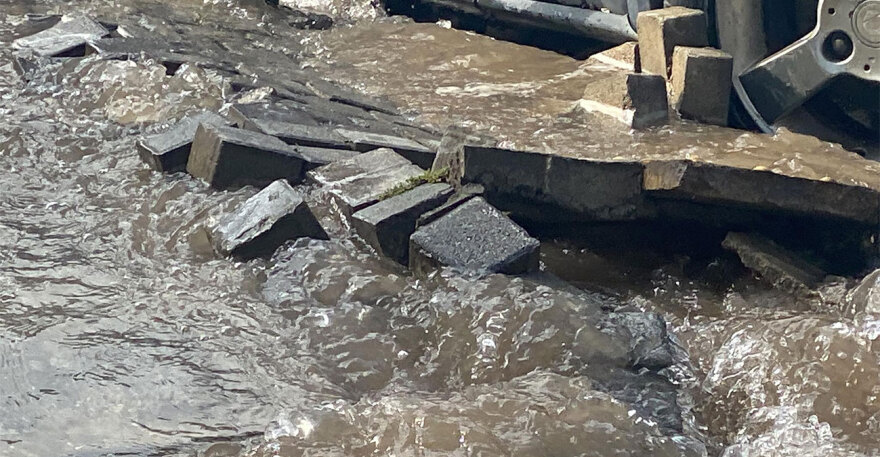 Θεσσαλονίκη: Πλημμύρισε ο δρόμος μπροστά από τα Δικαστήρια - Δείτε βίντεο