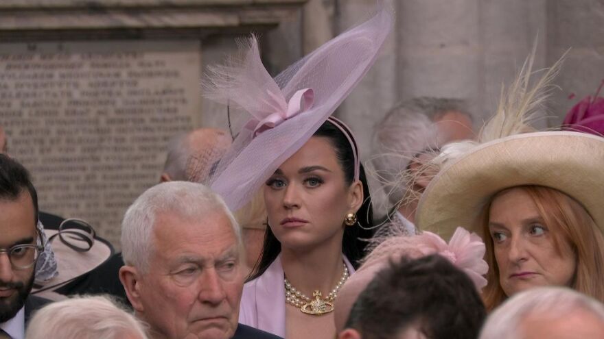 Βασιλιάς Κάρολος: H λαμπερή εμφάνιση της Κέιτι Πέρι στο Αββαείο του Ουέστμινστερ