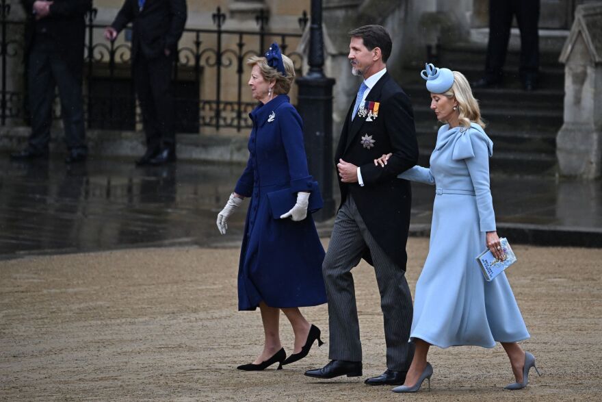 Στέψη Καρόλου: Ντυμένες στα μπλε η Μαρί Σαντάλ και η Άννα Μαρία