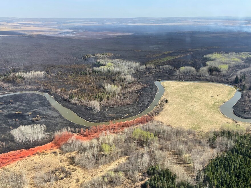 Σε κλοιό πυρκαγιών η Αλμπέρτα του Καναδά – Χιλιάδες έφυγαν από τα σπίτια τους