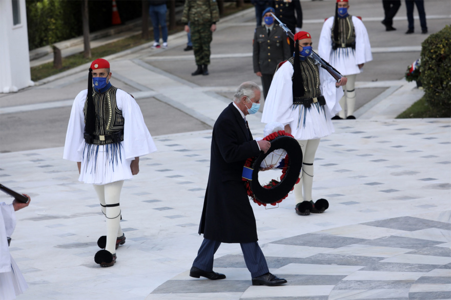 Βασιλιάς Κάρολος: Φόρεσε γραβάτα με την ελληνική σημαία για να υποδεχθεί τον πρόεδρο της Νότιας Κορέας