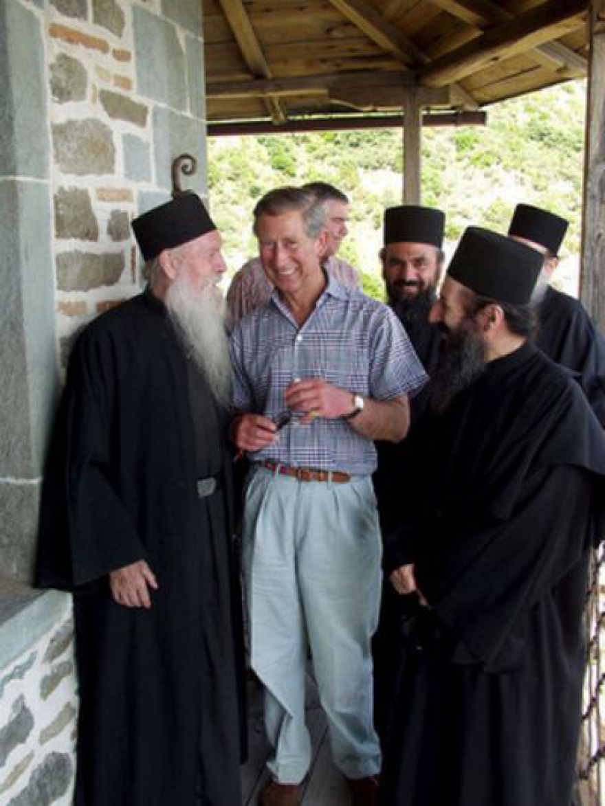 Βασιλιάς Κάρολος: Φόρεσε γραβάτα με την ελληνική σημαία για να υποδεχθεί τον πρόεδρο της Νότιας Κορέας