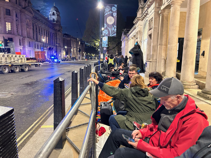 Στέψη βασιλιά Καρόλου: Ολονυχτία για Βρετανούς στους δρόμους απ' όπου θα περάσει ο Βρετανός μονάρχης