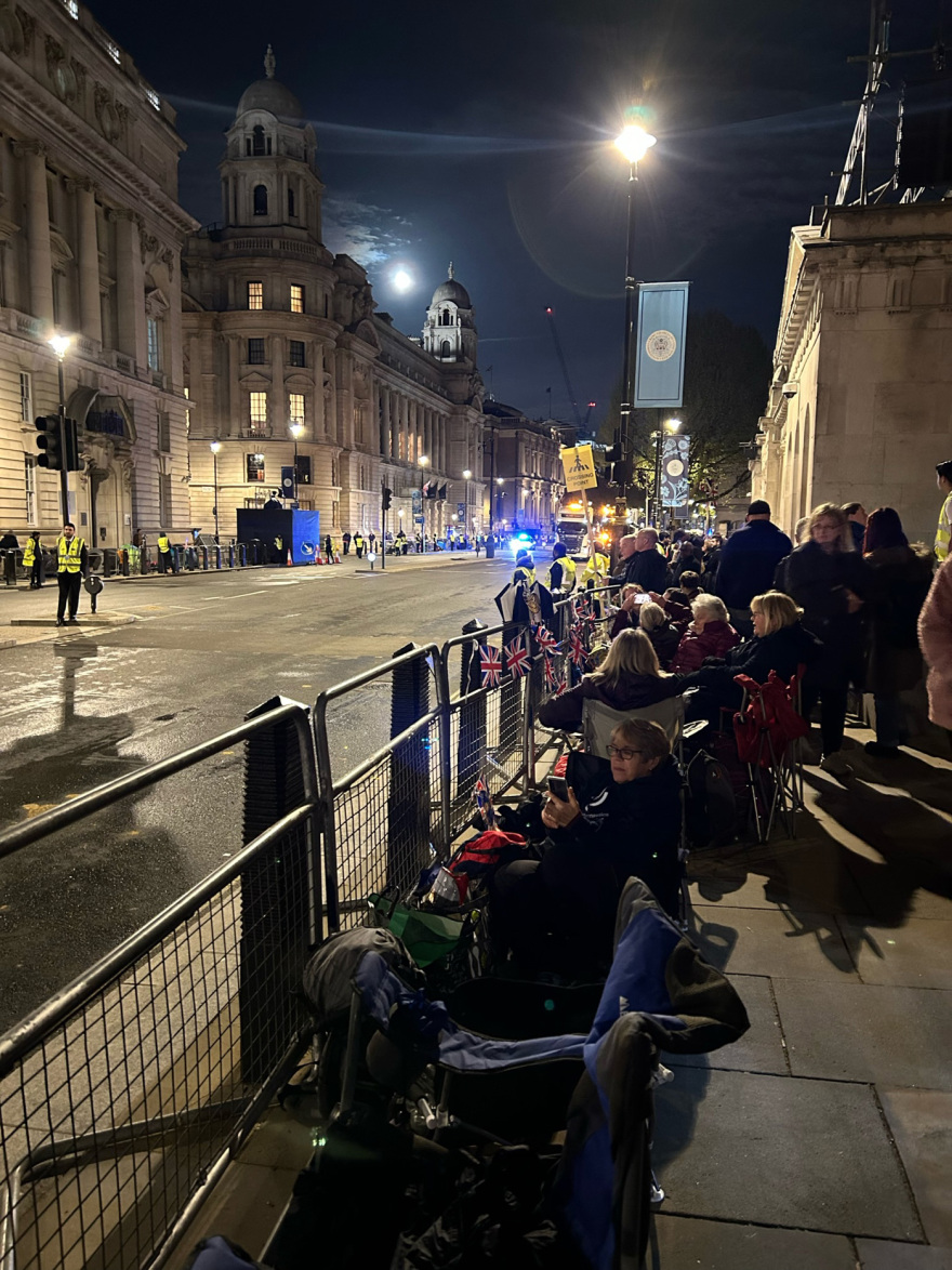 Στέψη βασιλιά Καρόλου: Ολονυχτία για Βρετανούς στους δρόμους απ' όπου θα περάσει ο Βρετανός μονάρχης