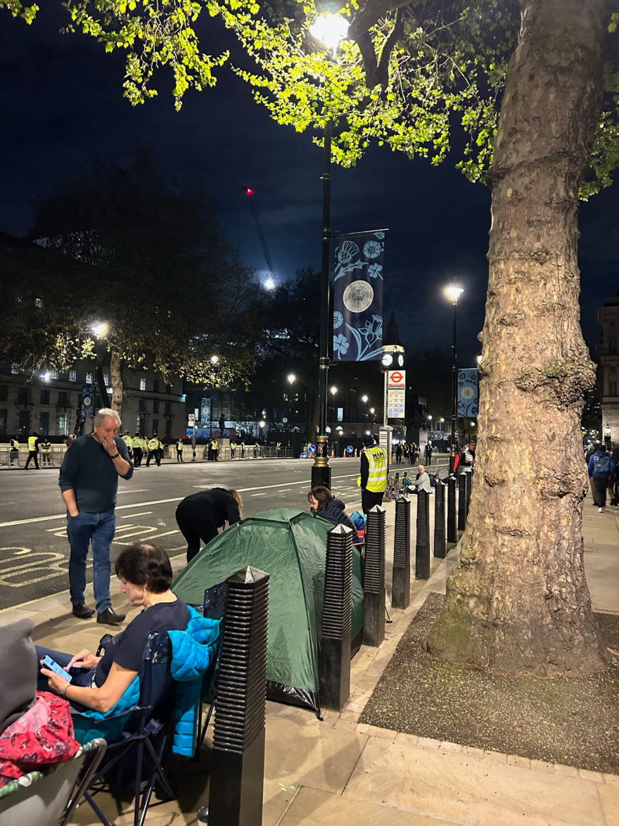 Στέψη βασιλιά Καρόλου: Ολονυχτία για Βρετανούς στους δρόμους απ' όπου θα περάσει ο Βρετανός μονάρχης