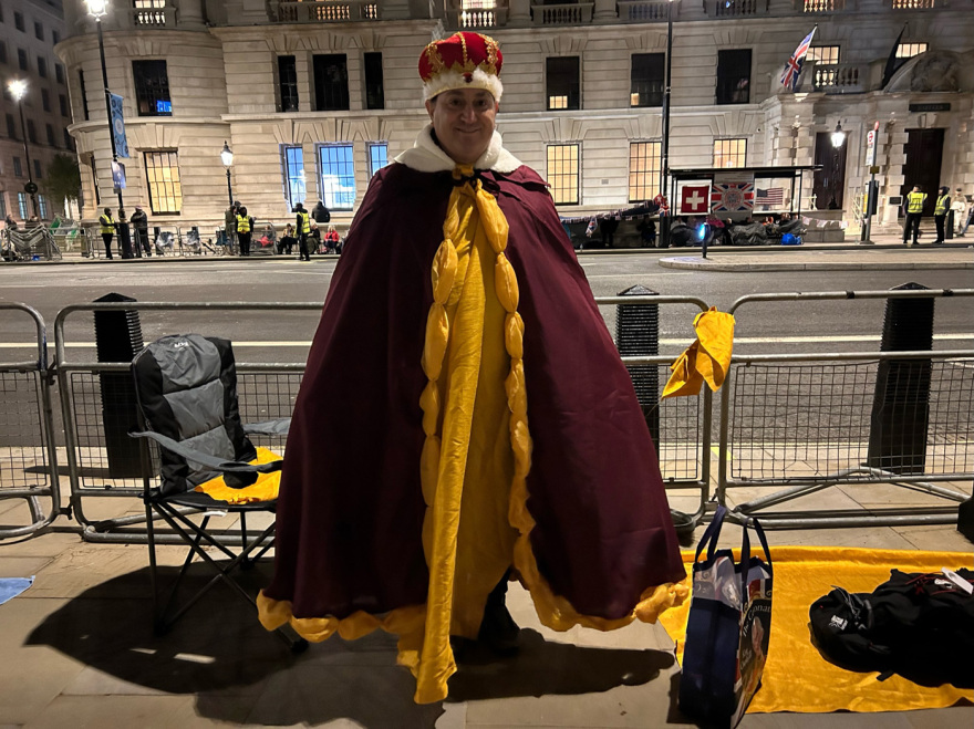 Στέψη βασιλιά Καρόλου: Ολονυχτία για Βρετανούς στους δρόμους απ' όπου θα περάσει ο Βρετανός μονάρχης