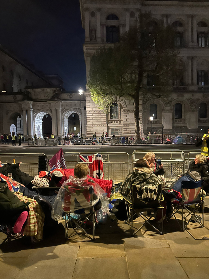 Στέψη βασιλιά Καρόλου: Ολονυχτία για Βρετανούς στους δρόμους απ' όπου θα περάσει ο Βρετανός μονάρχης