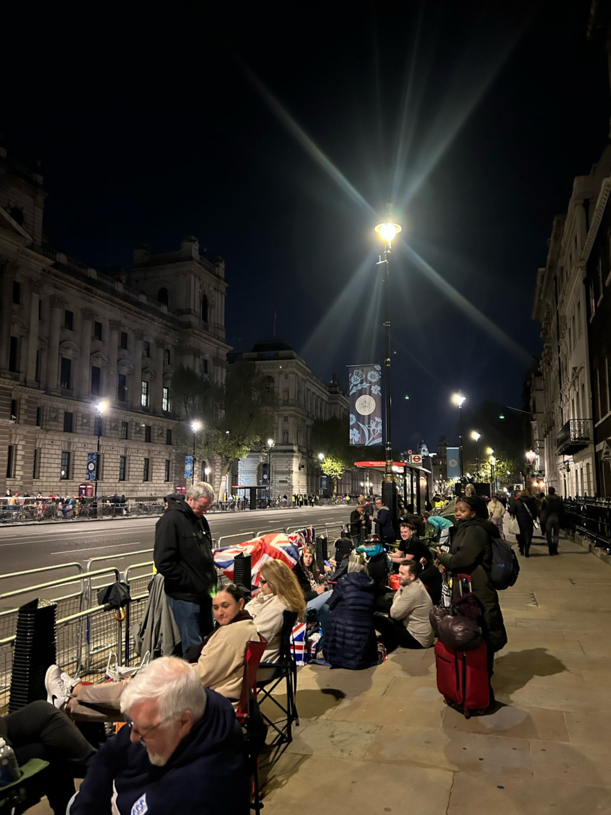 Στέψη βασιλιά Καρόλου: Ολονυχτία για Βρετανούς στους δρόμους απ' όπου θα περάσει ο Βρετανός μονάρχης