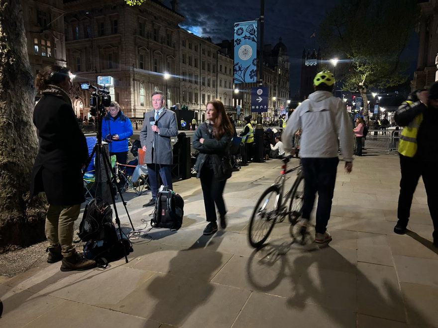 Στέψη βασιλιά Καρόλου: Ολονυχτία για Βρετανούς στους δρόμους απ' όπου θα περάσει ο Βρετανός μονάρχης