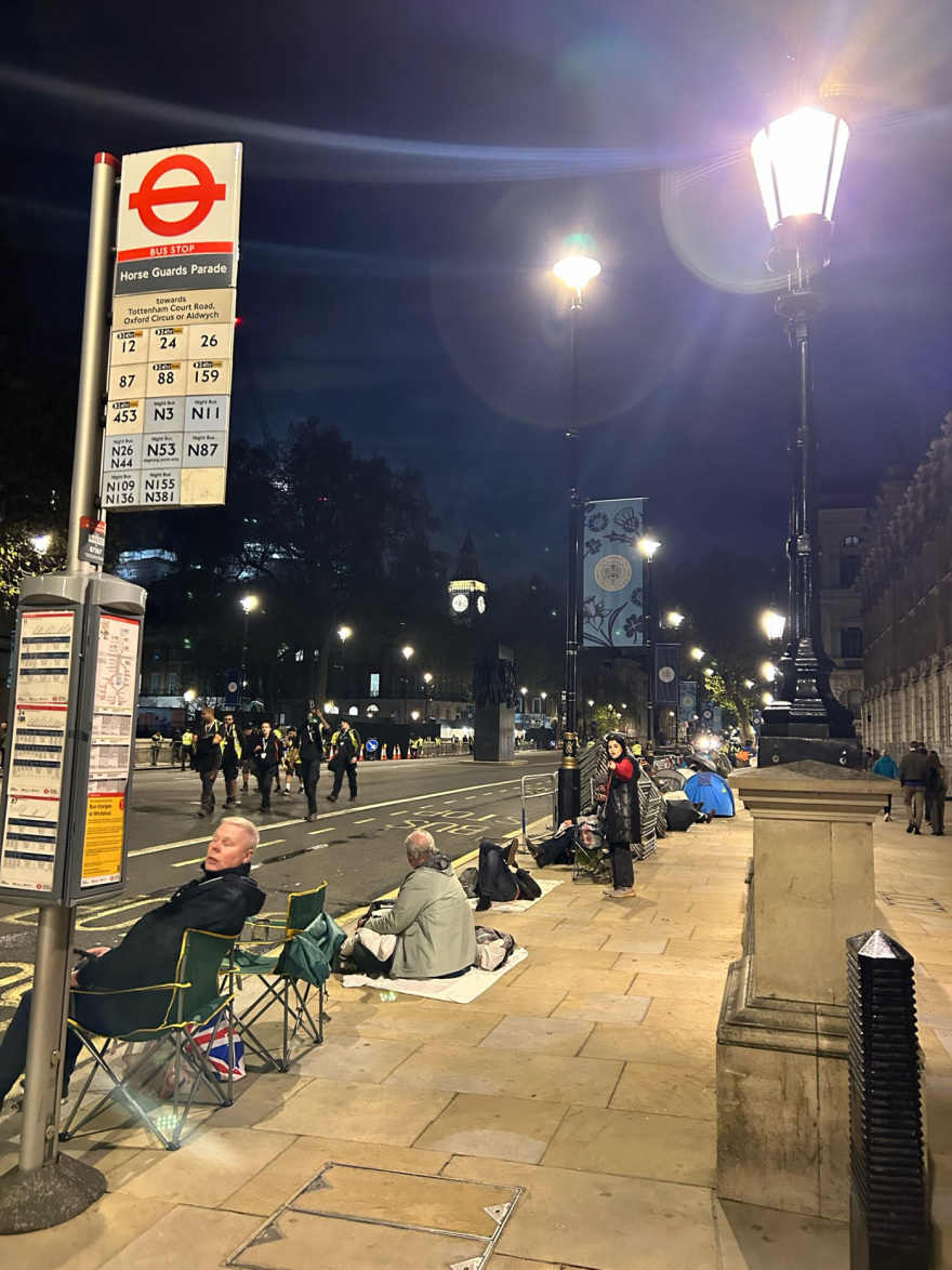 Στέψη βασιλιά Καρόλου: Ολονυχτία για Βρετανούς στους δρόμους απ' όπου θα περάσει ο Βρετανός μονάρχης