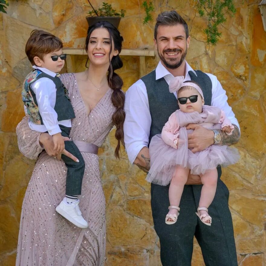 Άκης Πετρετζίκης - Κωνσταντίνα Παπαμιχαήλ: Nέες φωτογραφίες από τη βάφτιση της κόρης τους, Ακυλίνας