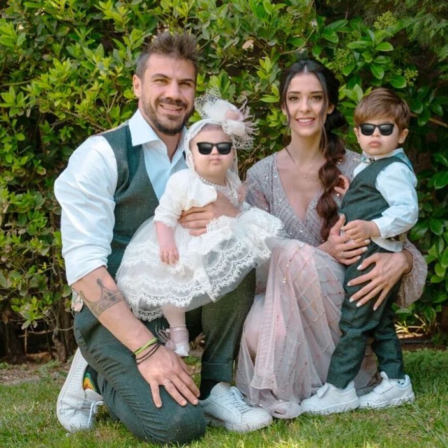 Άκης Πετρετζίκης - Κωνσταντίνα Παπαμιχαήλ: Nέες φωτογραφίες από τη βάφτιση της κόρης τους, Ακυλίνας