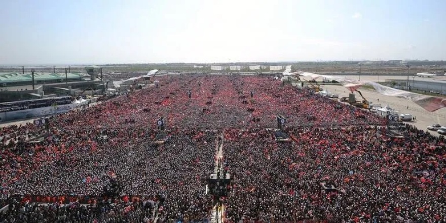 «Λαοθάλασσα» σε συγκέντρωση του Ερντογάν στην Κωνσταντινούπολη