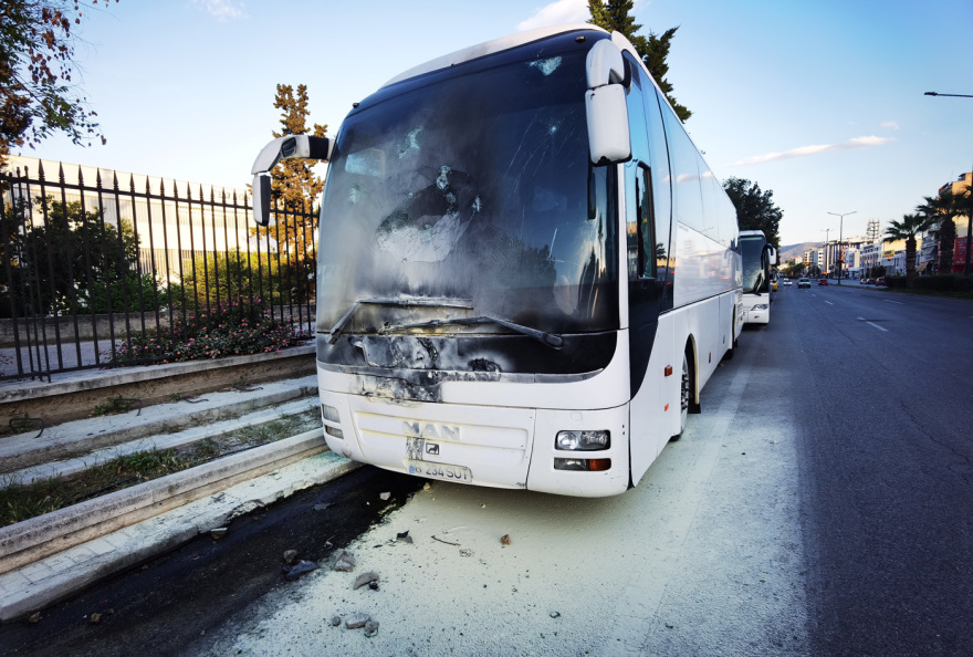 Άγνωστοι έκαψαν με μολότοφ τρία λεωφορεία έξω από το Γεωπονικό πανεπιστήμιο