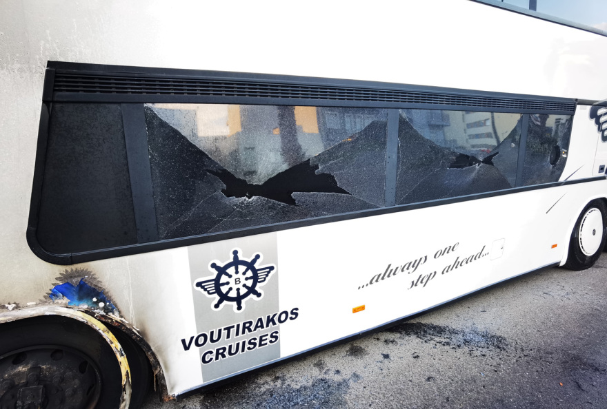 Άγνωστοι έκαψαν με μολότοφ τρία λεωφορεία έξω από το Γεωπονικό πανεπιστήμιο