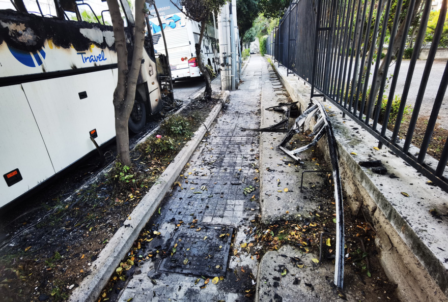 Άγνωστοι έκαψαν με μολότοφ τρία λεωφορεία έξω από το Γεωπονικό πανεπιστήμιο