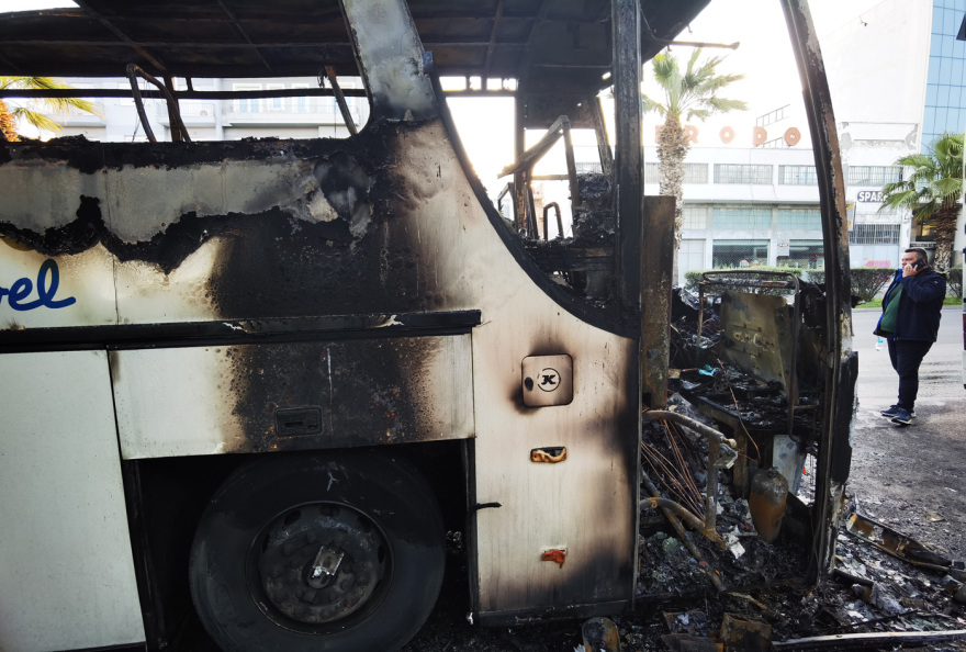 Άγνωστοι έκαψαν με μολότοφ τρία λεωφορεία έξω από το Γεωπονικό πανεπιστήμιο