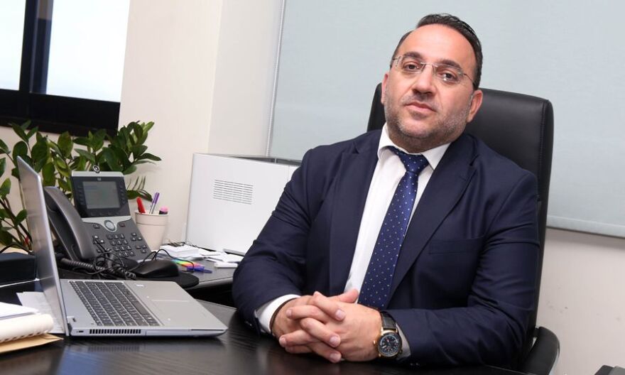 Κύπρος: Ο υφυπουργός Τουρισμού προσέλαβε ως σύμβουλο 19χρονη φοιτήτρια