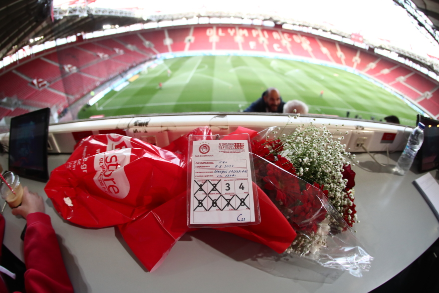 Ολυμπιακός: Η ΠΑΕ τίμησε τη μνήμη του Λάζαρου Λασκαρίδη - Κενή η θέση του στα δημοσιογραφικά στο Καραϊσκάκη 