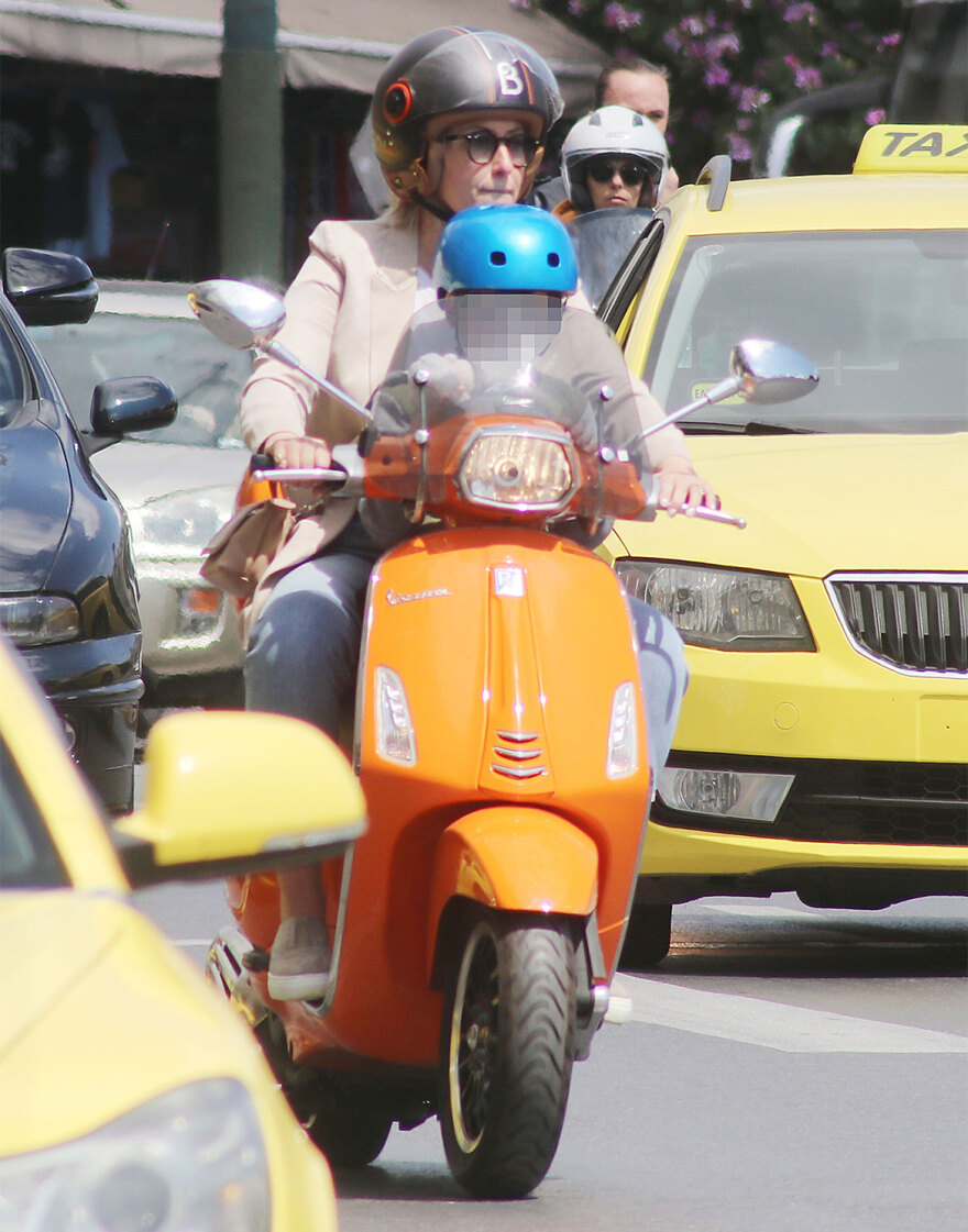 Σία Κοσιώνη: Στο κέντρο της Αθήνας με μηχανάκι και τον γιο της, Δήμο - Δείτε φωτογραφίες