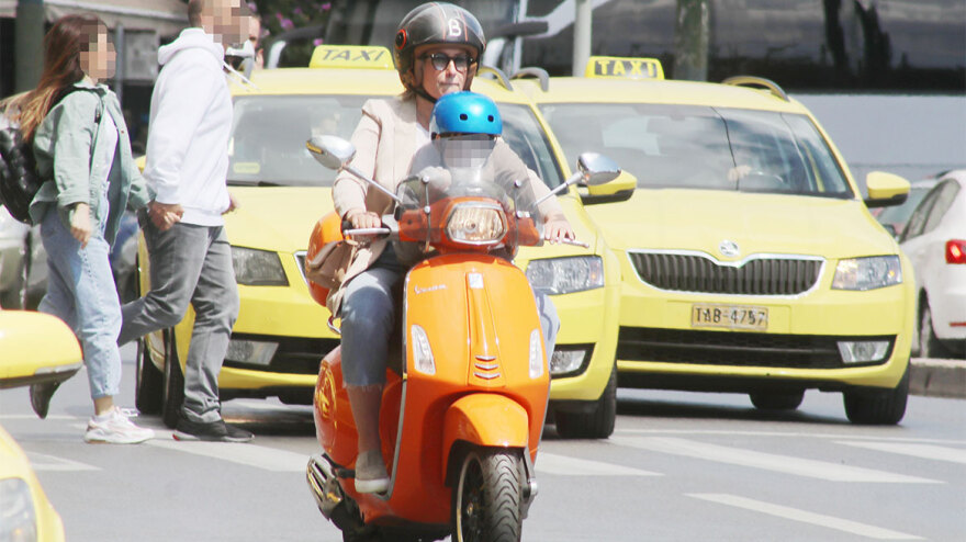 Σία Κοσιώνη: Στο κέντρο της Αθήνας με μηχανάκι και τον γιο της, Δήμο - Δείτε φωτογραφίες