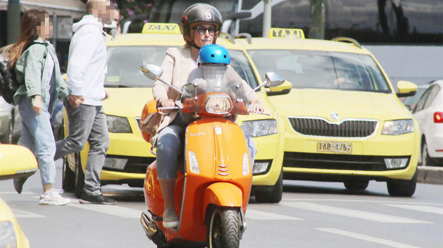 Σία Κοσιώνη: Στο κέντρο της Αθήνας με μηχανάκι και τον γιο της, Δήμο - Δείτε φωτογραφίες