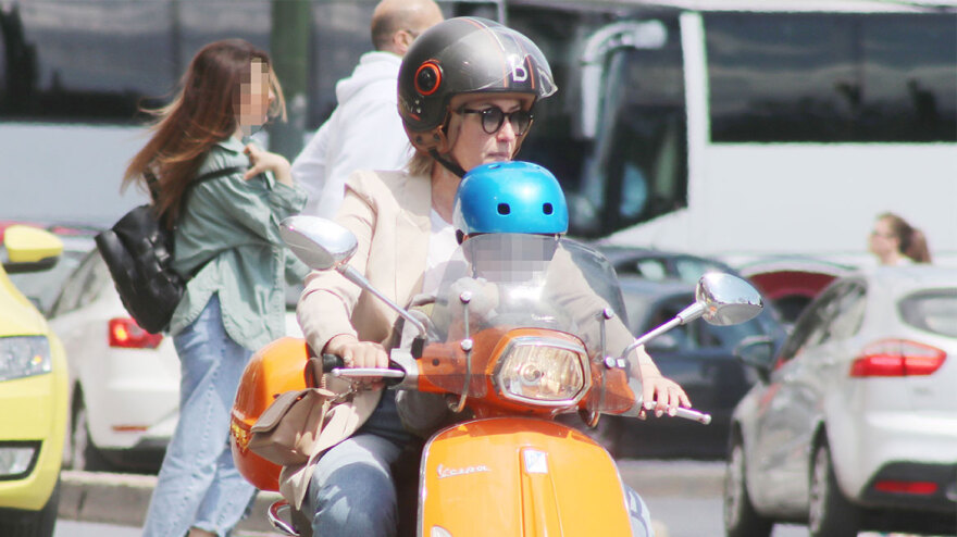 Σία Κοσιώνη: Στο κέντρο της Αθήνας με μηχανάκι και τον γιο της, Δήμο - Δείτε φωτογραφίες