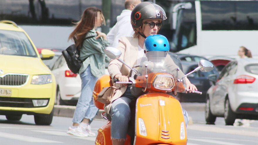 Σία Κοσιώνη: Στο κέντρο της Αθήνας με μηχανάκι και τον γιο της, Δήμο - Δείτε φωτογραφίες