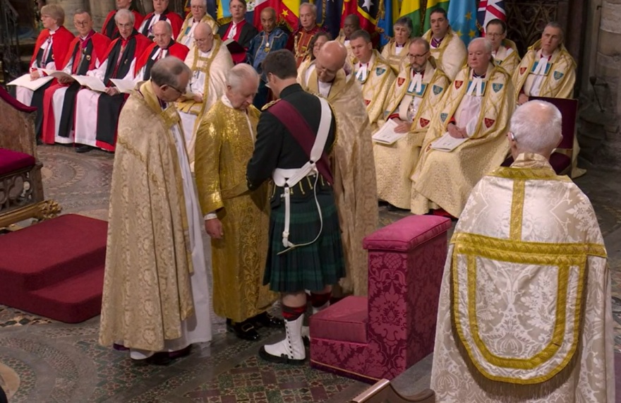 Τζόναθαν Τόμσον: Ποιος είναι ο ταγματάρχης που έγινε viral  στη στέψη του βασιλιά Καρόλου