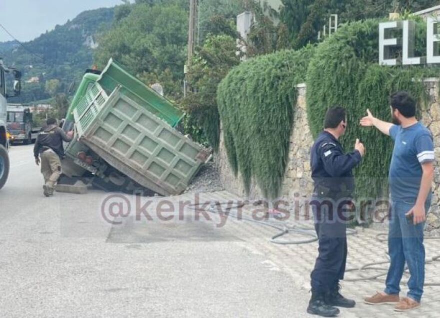 Κέρκυρα: Υποχώρησε το οδόστρωμα και «κατάπιε» φορτηγό - Δείτε φωτογραφίες
