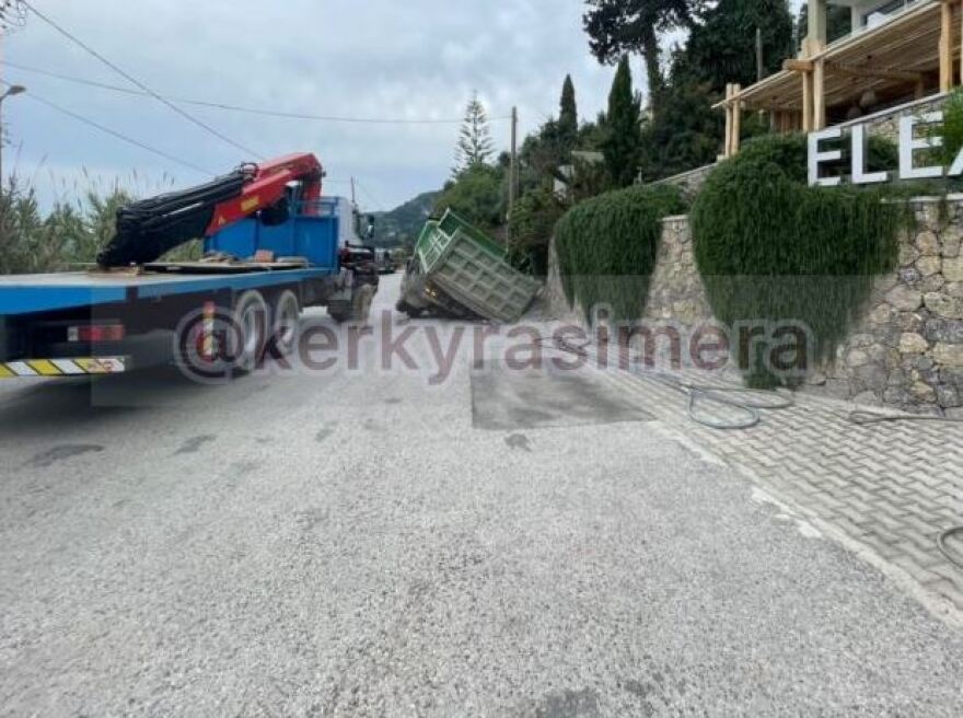 Κέρκυρα: Υποχώρησε το οδόστρωμα και «κατάπιε» φορτηγό - Δείτε φωτογραφίες