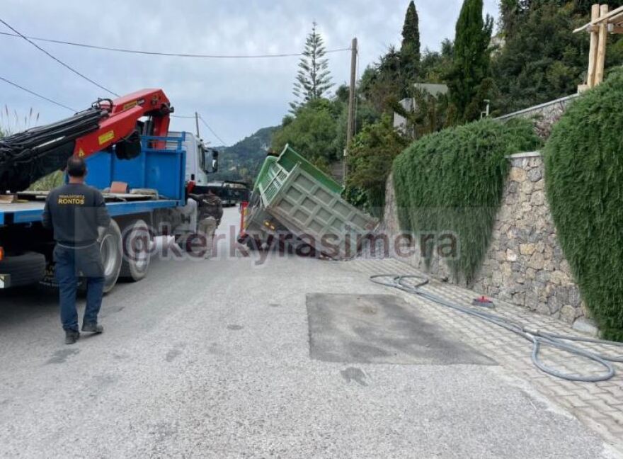 Κέρκυρα: Υποχώρησε το οδόστρωμα και «κατάπιε» φορτηγό - Δείτε φωτογραφίες