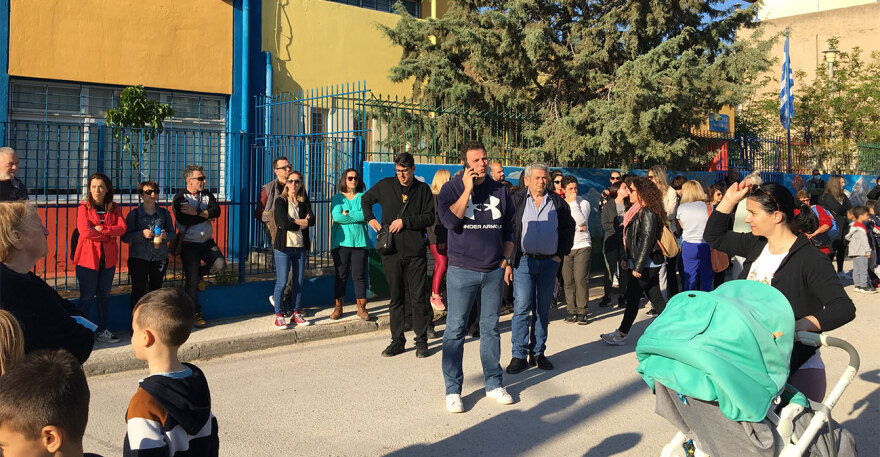 Κάλυκες από 14 σφαίρες στο Μενίδι – «Φοβόμαστε για τα παιδιά μας»