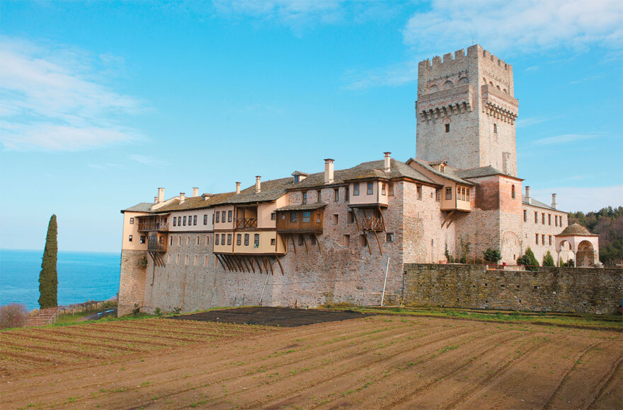 Εκλογές 2023 - Νίκη: Το κόμμα του θεολόγου με τις σχέσεις στο Άγιον Όρος και τις εκκλησιαστικές οργανώσεις