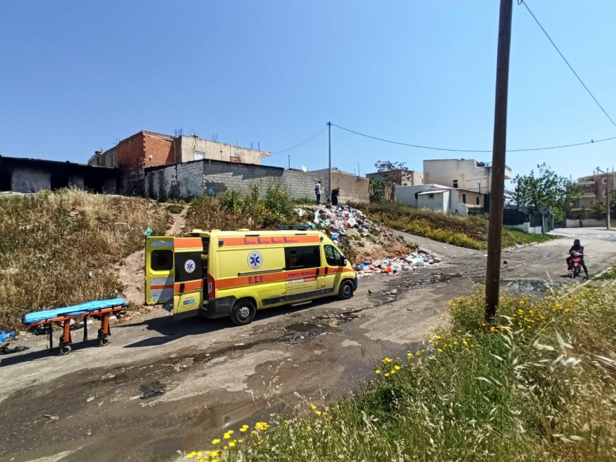 Σωτήρια επέμβαση της ΟΠΚΕ σε Ρομά που έκοψε τις φλέβες του - Δείτε φωτογραφίες