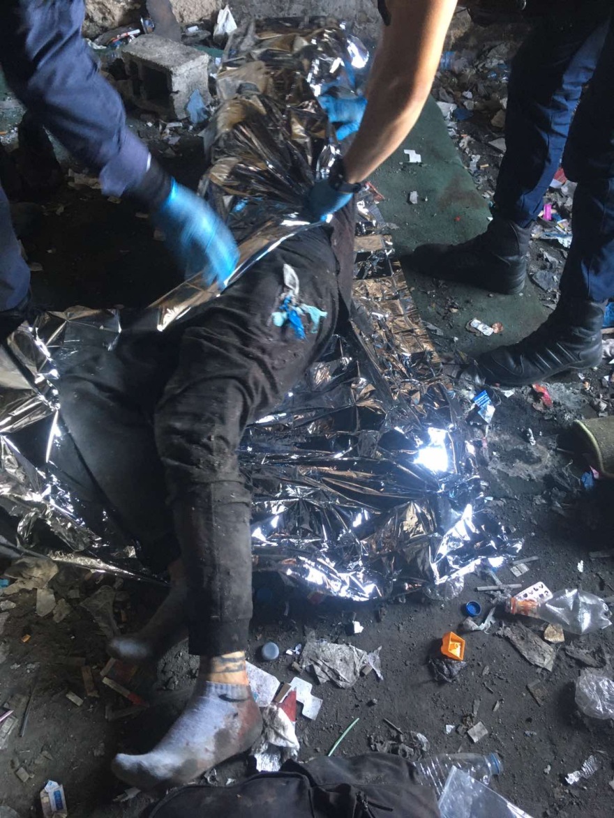 Σωτήρια επέμβαση της ΟΠΚΕ σε Ρομά που έκοψε τις φλέβες του - Δείτε φωτογραφίες