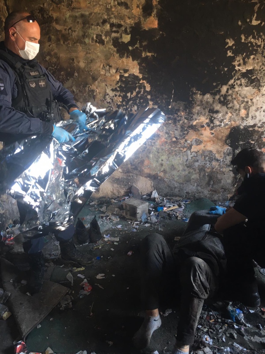 Σωτήρια επέμβαση της ΟΠΚΕ σε Ρομά που έκοψε τις φλέβες του - Δείτε φωτογραφίες