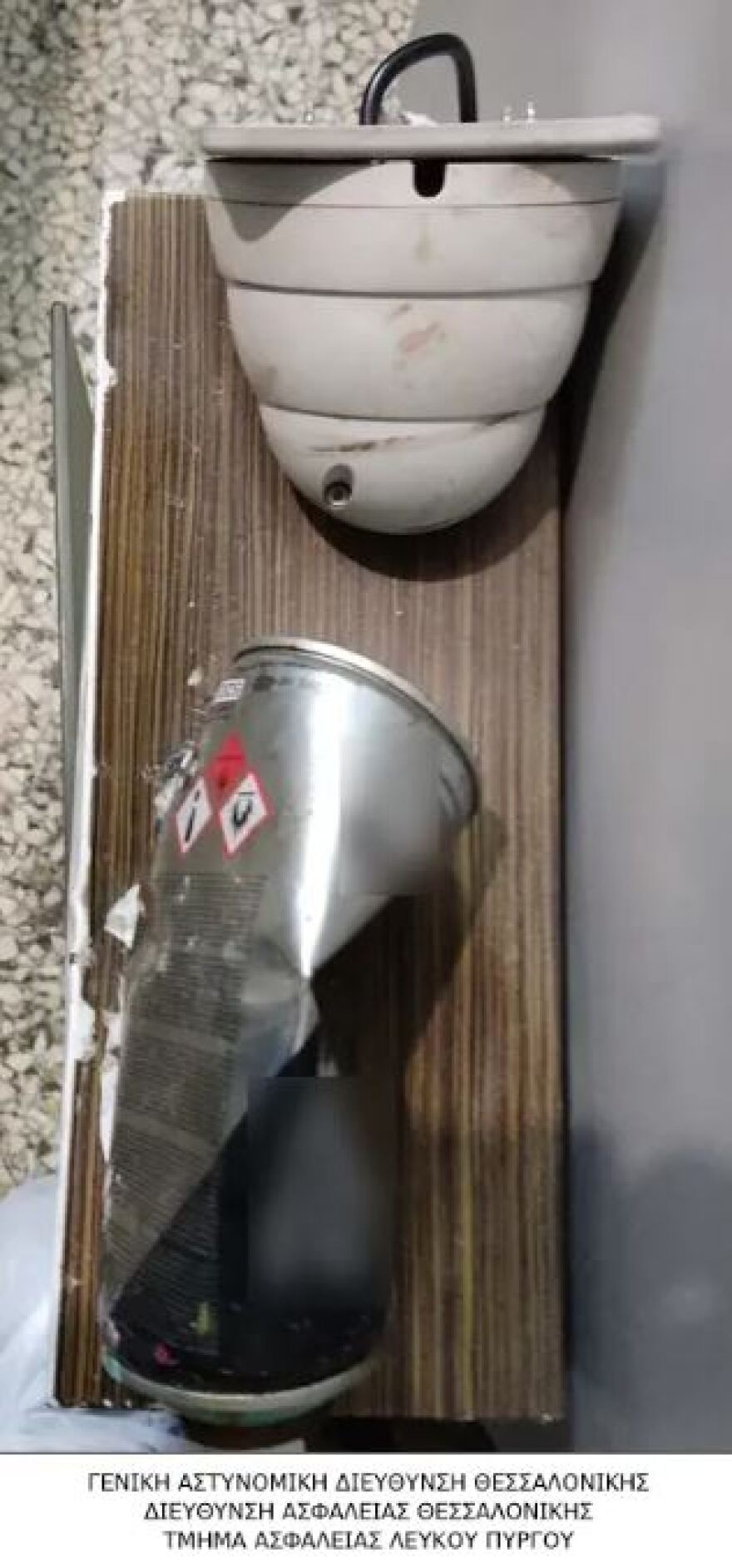 Θεσσαλονίκη: Κάναμε γκράφιτι λένε οι κουκουλοφόροι μετά την καταδίωξη στις ταράτσες - Κατηγορούνται για εμπρησμό