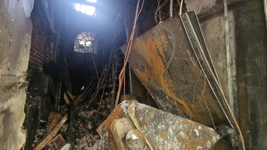 Θεσσαλονίκη: Εικόνες καταστροφής - «Έκαναν γκράφιτι με φωτιά» και... πυρπόλησαν δύο καταστήματα οι κουκουλοφόροι