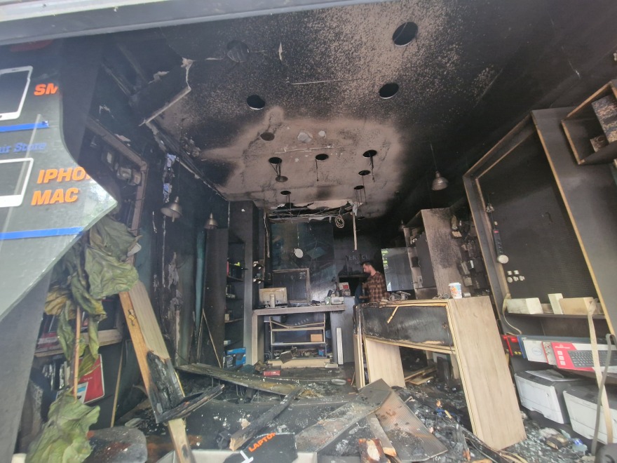 Θεσσαλονίκη: Εικόνες καταστροφής - «Έκαναν γκράφιτι με φωτιά» και... πυρπόλησαν δύο καταστήματα οι κουκουλοφόροι