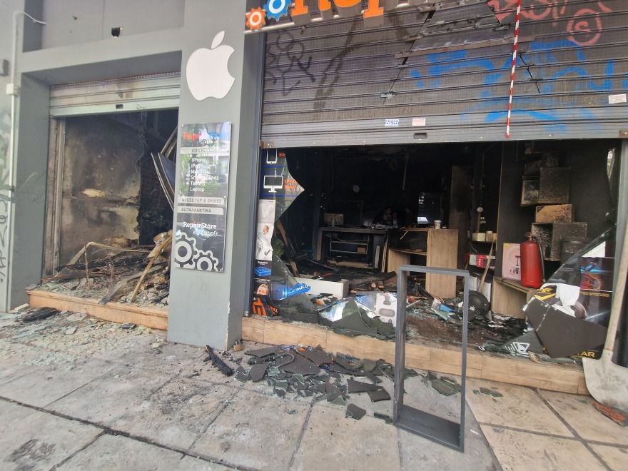 Θεσσαλονίκη: Εικόνες καταστροφής - «Έκαναν γκράφιτι με φωτιά» και... πυρπόλησαν δύο καταστήματα οι κουκουλοφόροι