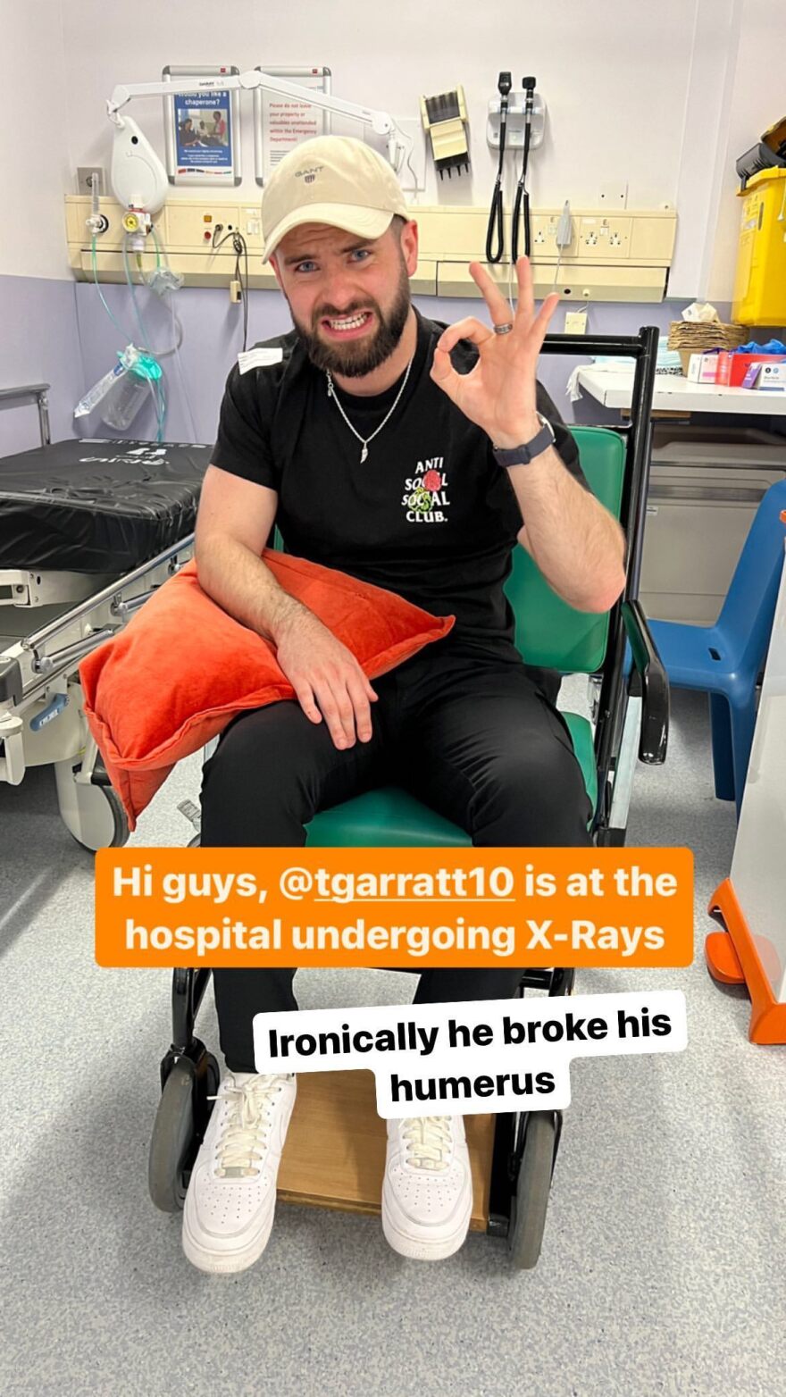 Αστέρας του TikTok έσπασε το χέρι του σε μπρα ντε φερ σε ζωντανή μετάδοση