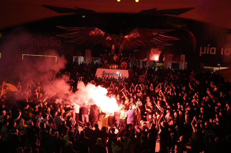 Stoiximan Super League: Το… πάρτι τίτλου της ΑΕΚ μετά την ήττα του ΠΑΟ στο Καραϊσκάκη και η  αντίδραση του Γιοβάνοβιτς