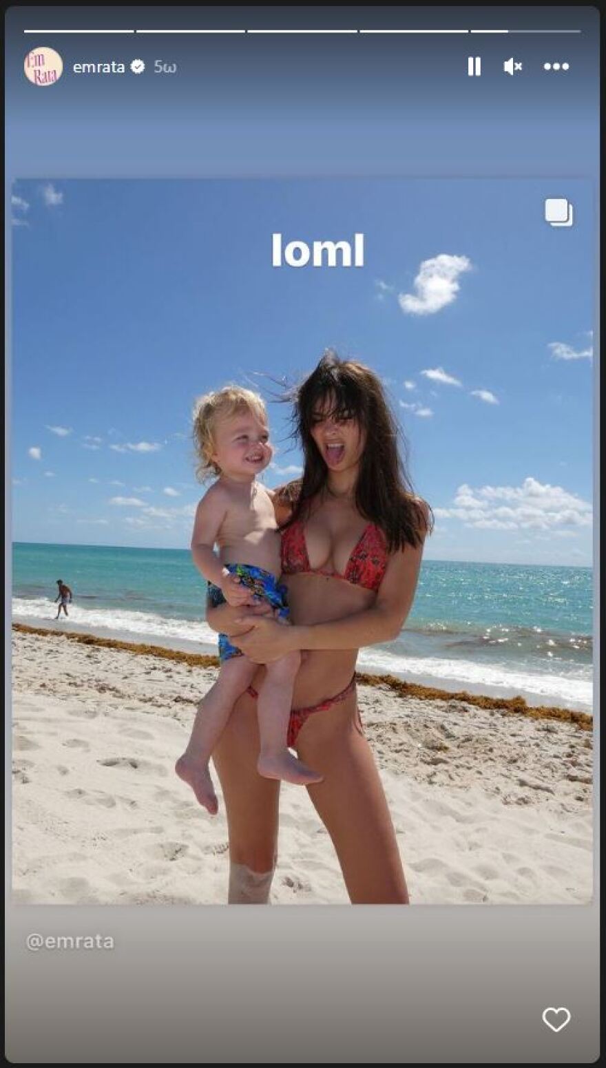 Έμιλι Ραταϊκόφσκι: Ποζάρει με τον γιο της και το μπικίνι της