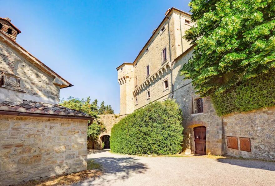 Ιταλία: Zευγάρι έψαχνε να αγοράσει σπίτι και στο τέλος πήρε μεσαιωνικό κάστρο - Δείτε φωτογραφίες