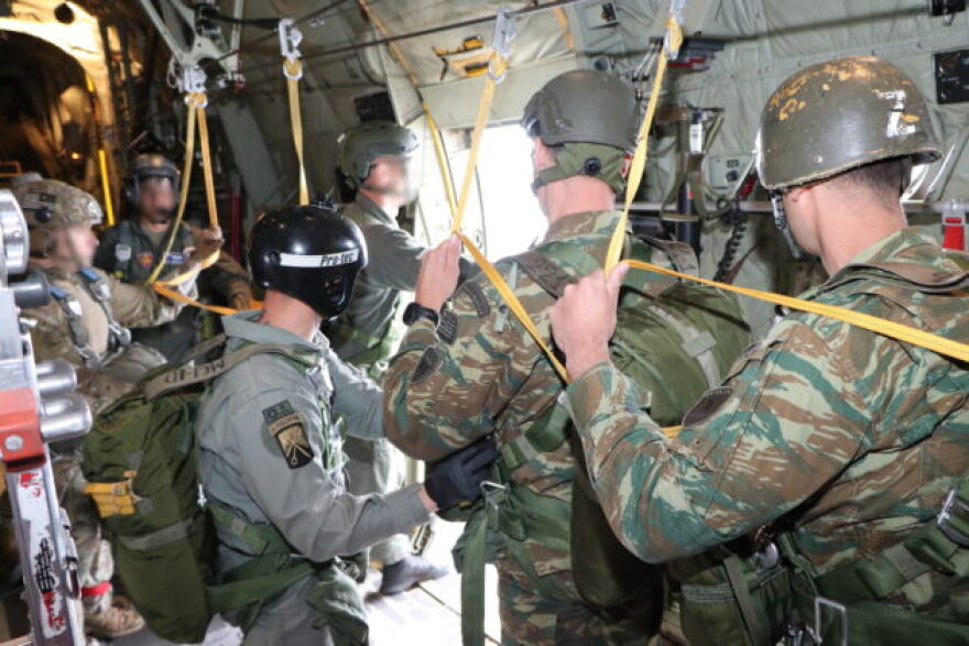 Εντυπωσιακή χαμηλή πτήση μεταγωγικών C-130 και C-27J πάνω από την Ακρόπολη - Δείτε βίντεο 